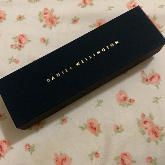 Daniel Wellington Gift Box - Picture 2 of 3